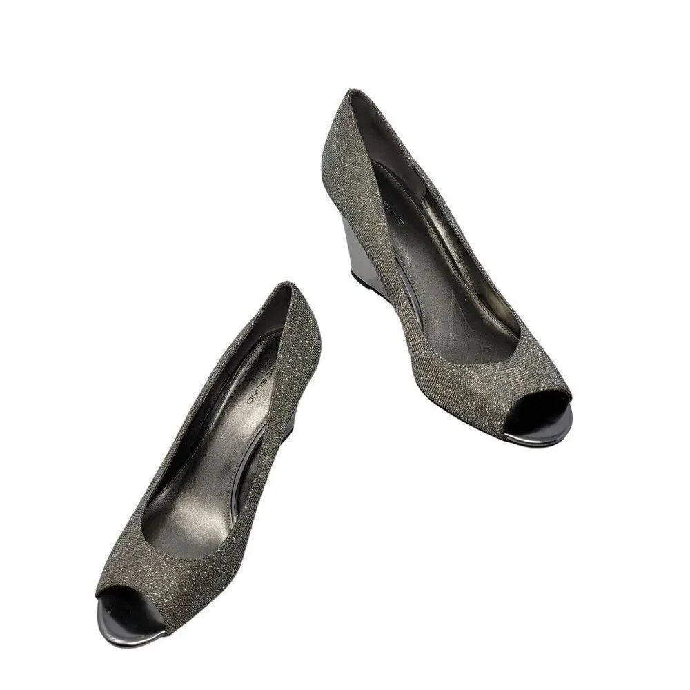 Bandolino Womens BDTufflove Wedge 11 Heel Metallic Silver Sparkle Peep Toe Glam‎